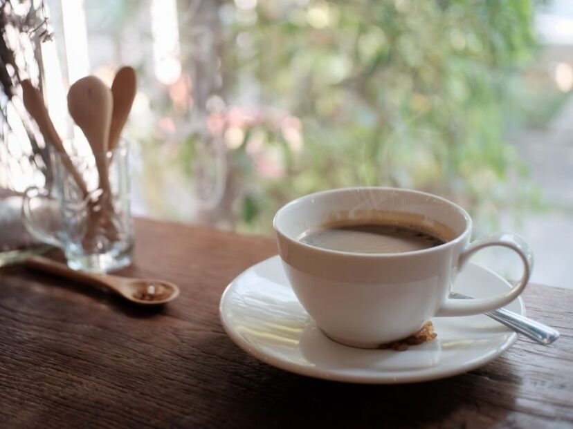 Taza de café con un plato debajo, una costumbre milenaria