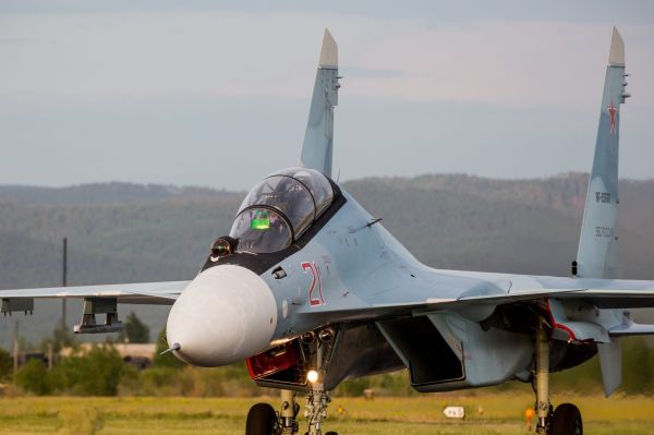 vozidlo,letoun,letadlo,vojenská letadla,Suchoj Su-27,Mikojan MiG 29