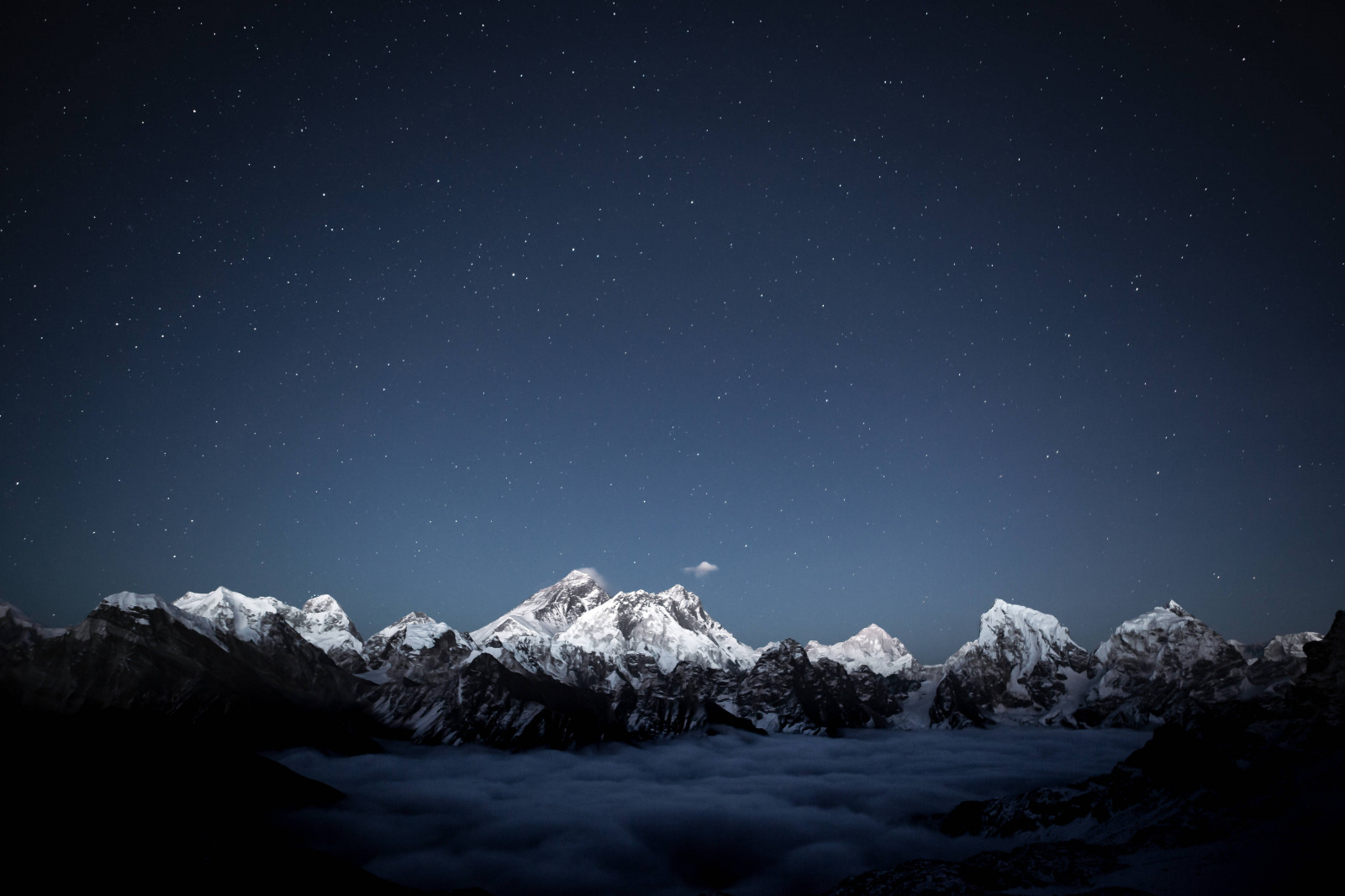 cielo, atmosfera, nube, Natural landscape, natura, ambiente naturale, la neve, pendenza, montagna, mondo, fenomeno atmosferico, paesaggio, geomorfologia glaciale, orizzonte, mattina, pianta legnosa, oggetto astronomico, mezzanotte, morfologie montane, Congelamento, catena montuosa, spazio, scienza, calma, collina, inverno, calotta di ghiaccio, pianta, Massiccio, oscurità, stella, blu elettrico, natura selvaggia, fenomeno meteorologico, albero, evento, abbattere, chiaro di luna, fotografia in bianco e nero, astronomia, notte, vertice, evento celeste, sera, ghiacciaio, Aurora, ARTE, artico, distretto del Lago, tundra, Alpi