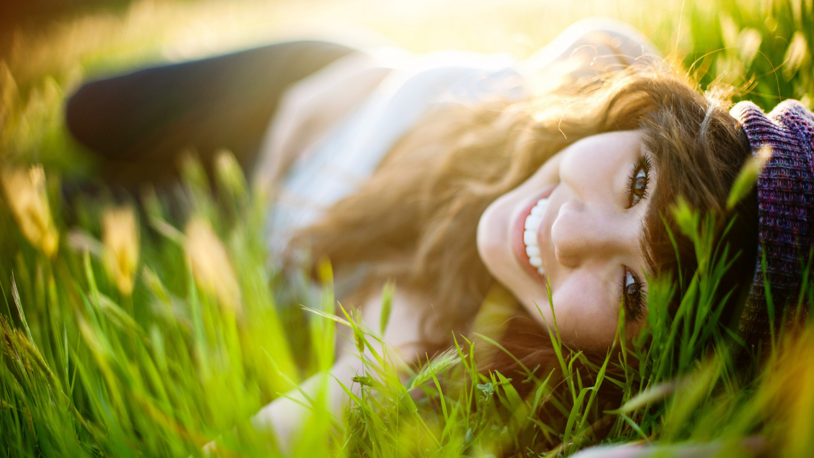 sollys, Kvinder, brunette, græs, fotografering, grøn, blomst, plante, skønhed, øje, eng, græsplæne, portrætfotografering, tæt på