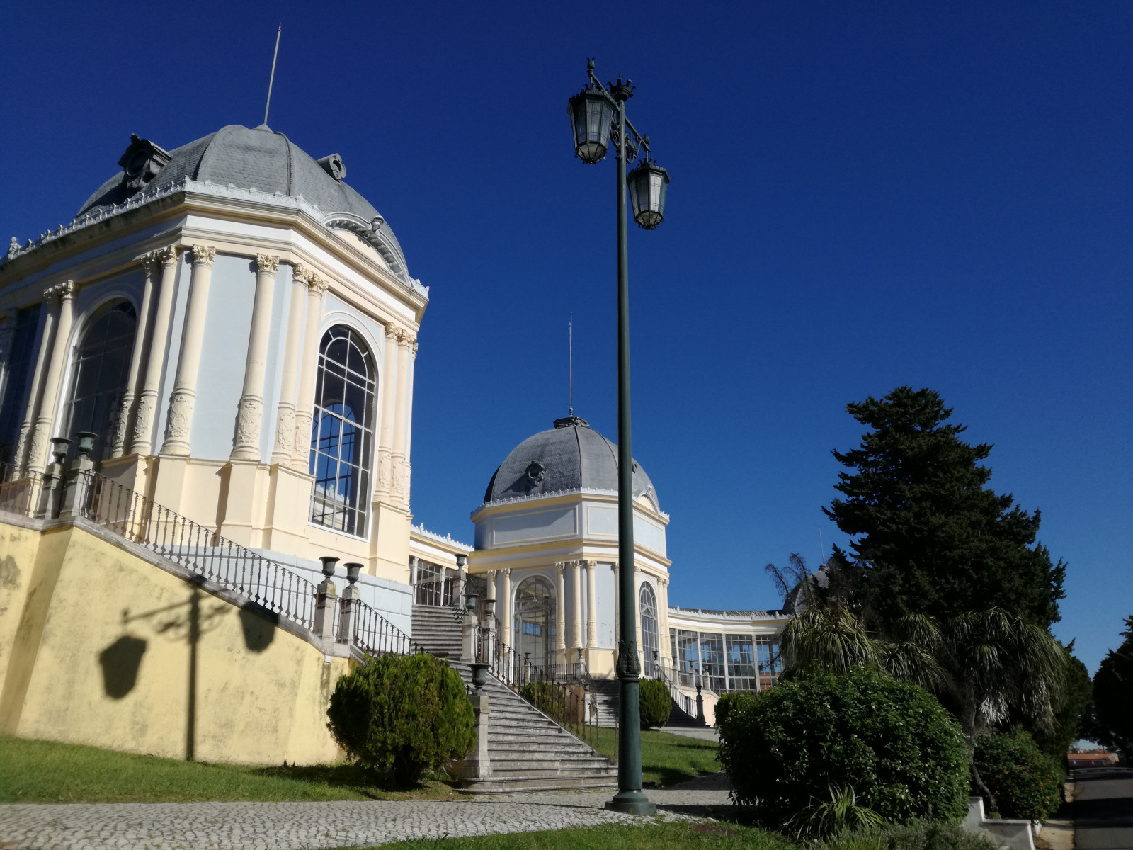 himmel, plante, bygning, træ, facade, ejendom, by, dome, vindue, gadebelysning, græs, pol, bue, middelalderlig arkitektur, kirke, klassisk arkitektur, sted for tilbedelse, byzantinske arkitektur, kapel, hus, tårn, official residence, turistattraktion, sogn, public utility, lysarmatur, palæ, kloster, statelige hjem, historiske sted, ejendom