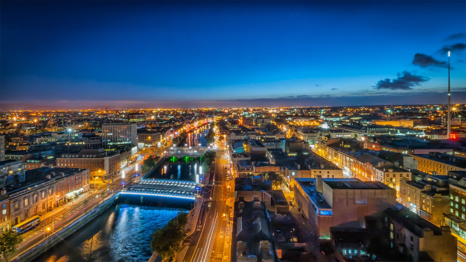 Lámpák, város, városkép, éjszaka, visszaverődés, láthatár, felhőkarcoló, este, horizont, panoráma, szürkület, világváros, belváros, tájékozódási pont, városi terület, agglomeráció, emberi település, légi fényképezés