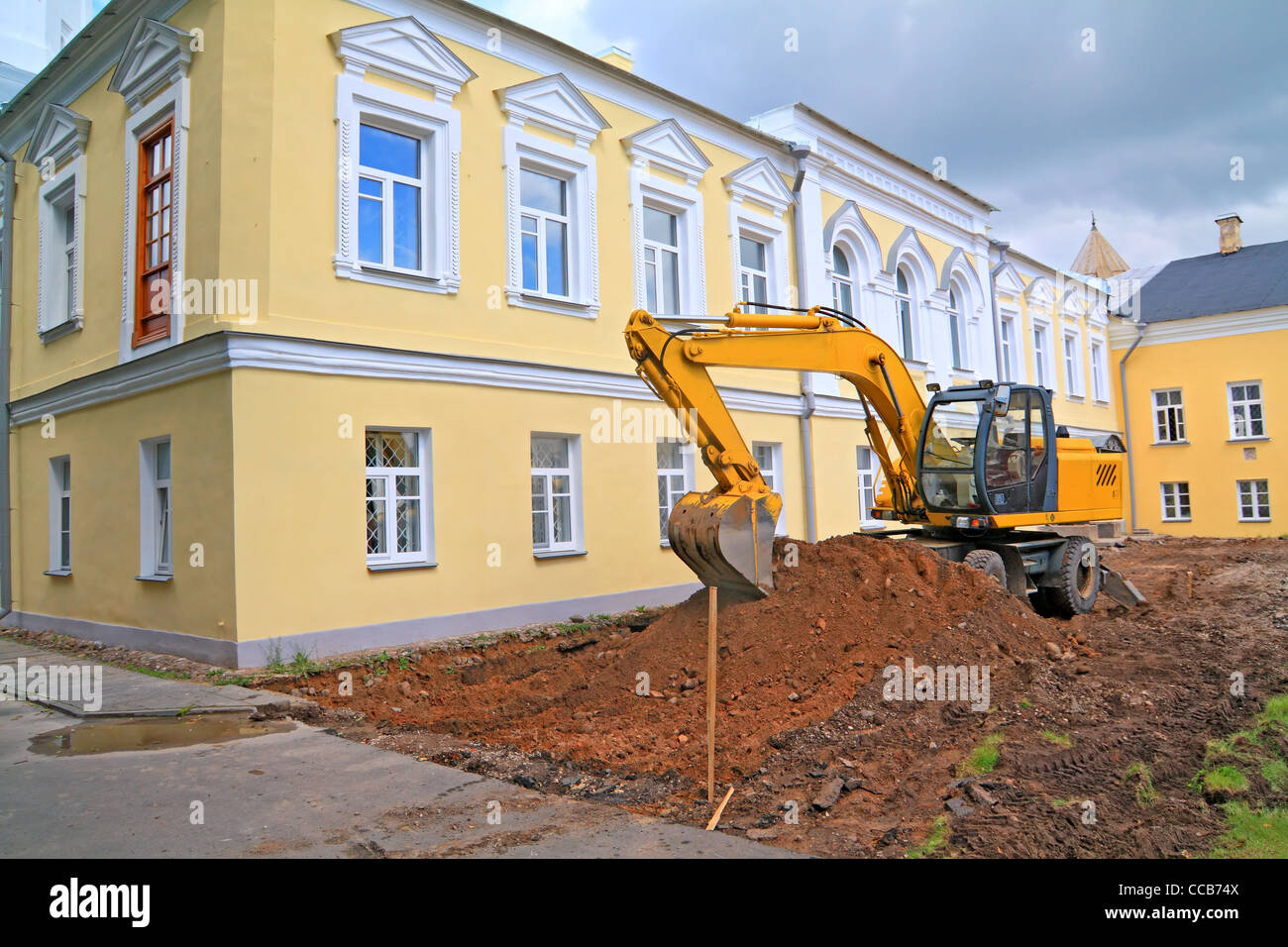 excavator near townhouse Stock Photo