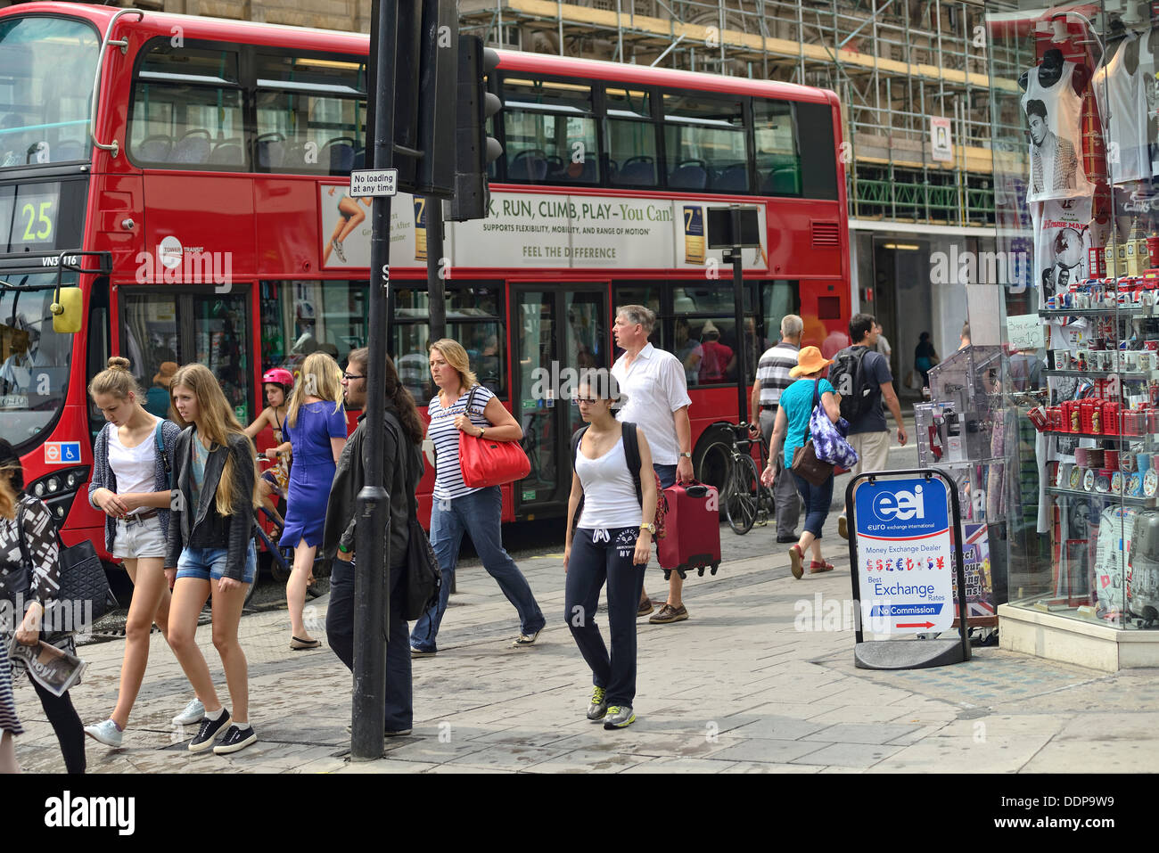 Busy London streets Stock Photo: 60112341 - Alamy