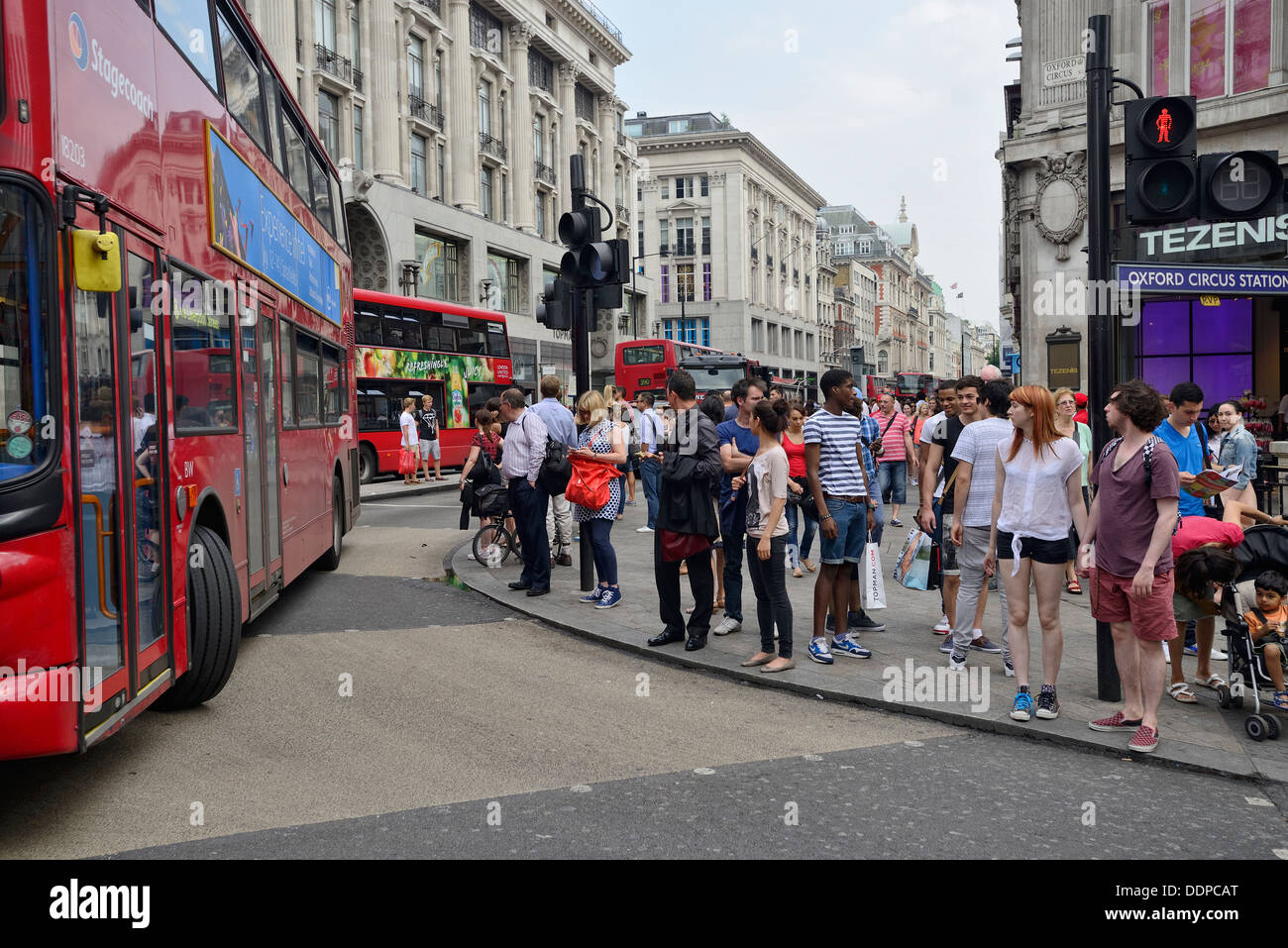 Busy London streets Stock Photo: 60114288 - Alamy