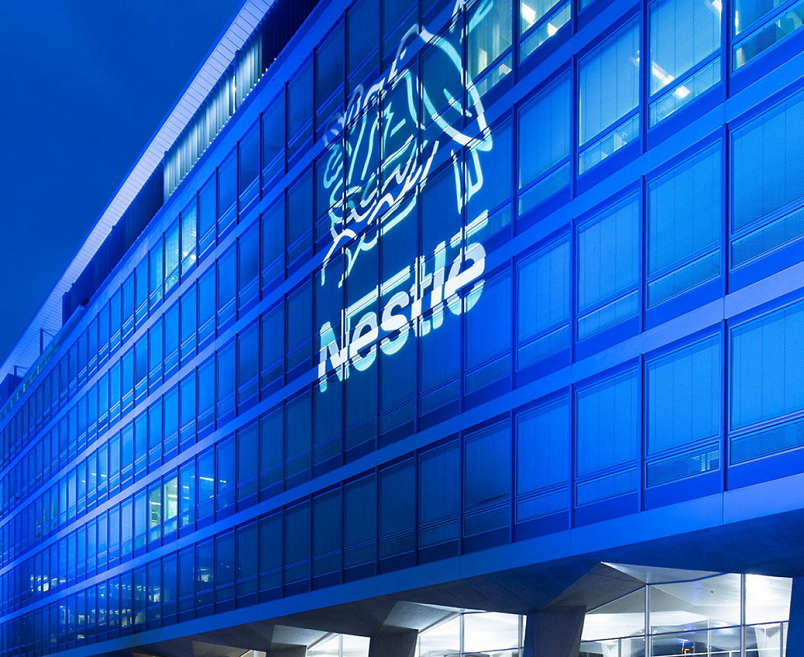 Logo del marchio Nestle su un edificio per uffici