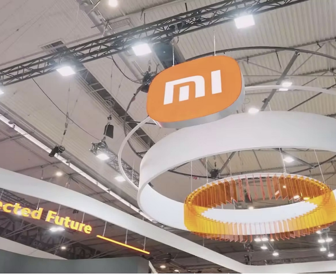 mI logo in store