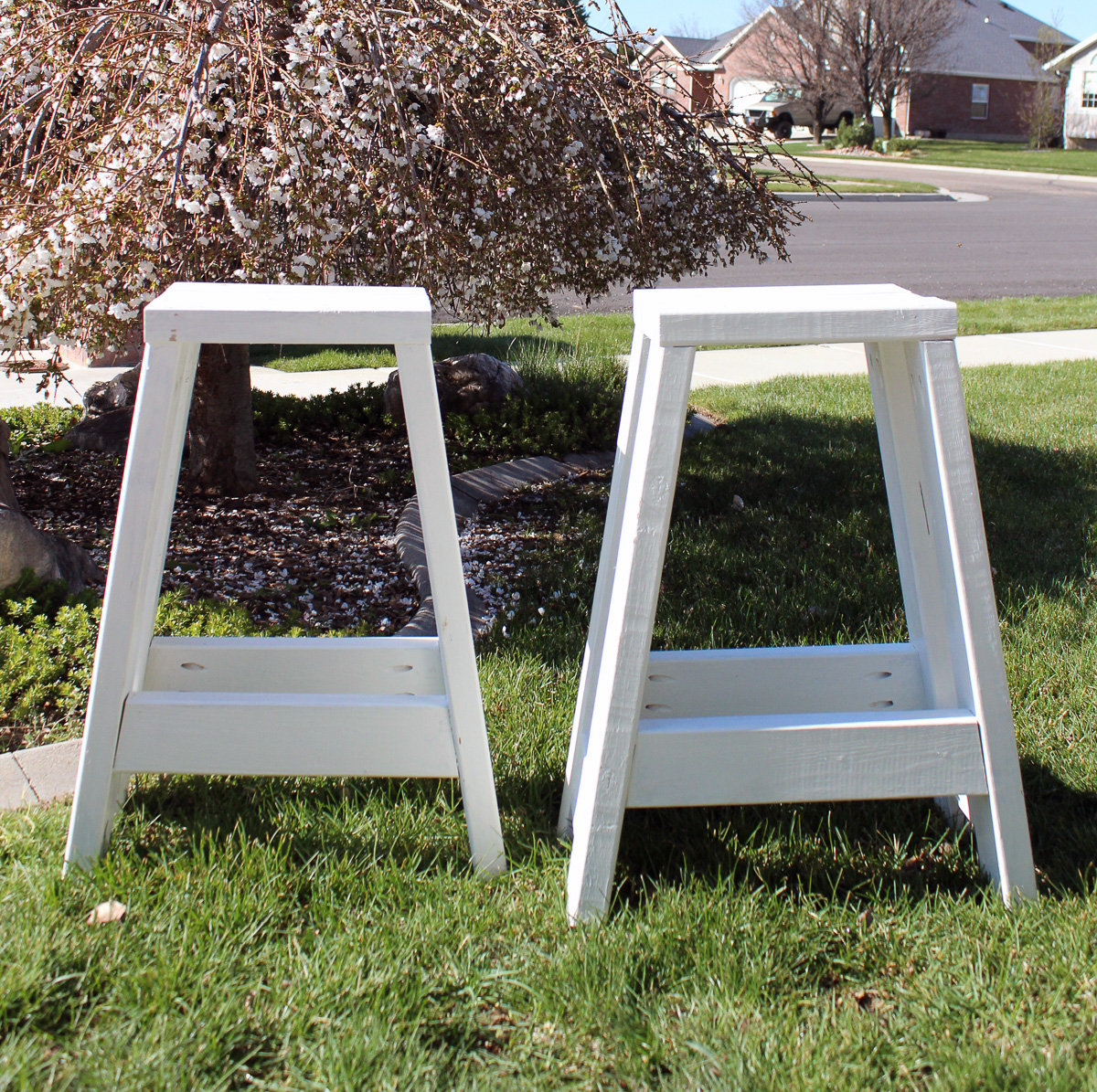 Colorful bar stool makeover dIY