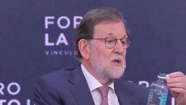 Rajoy cuenta su primera experiencia con una botella con el tapón adherido: "Me puse hecho un circo"