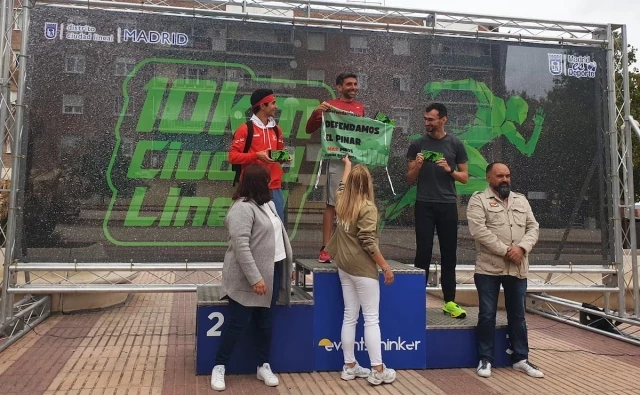 Una concejal de Almeida le arranca de las manos al ganador de una carrera un cartel reivindicativo por el pinar en La Elipa