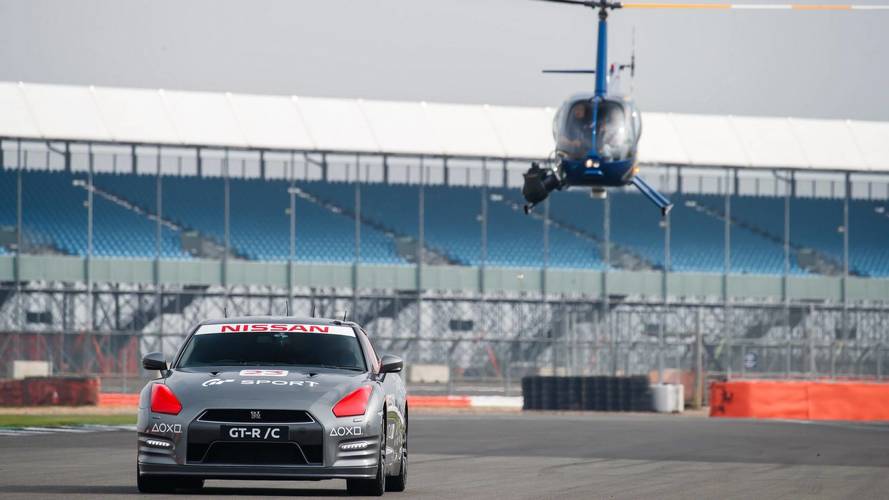 Vídeo - Piloto comanda Nissan GT-R de verdade por controle de videogame!