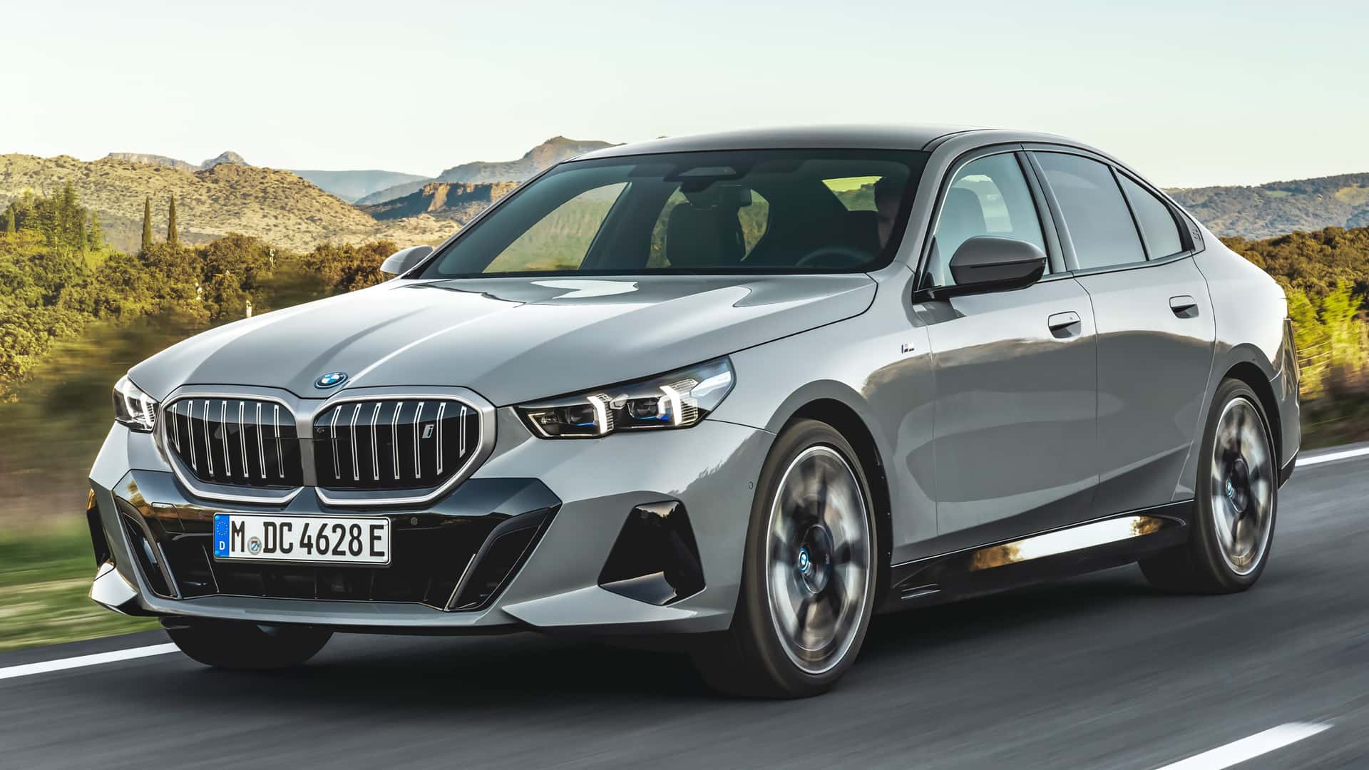 Novo BMW Série 5 2024 é vegano e muda de faixa pelo olhar do motorista