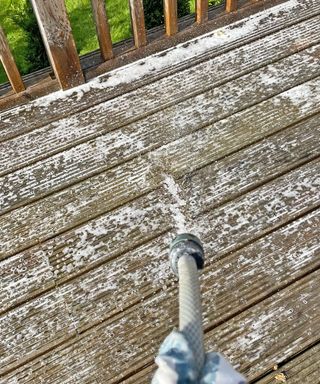 Oiling a wooden deck DIY