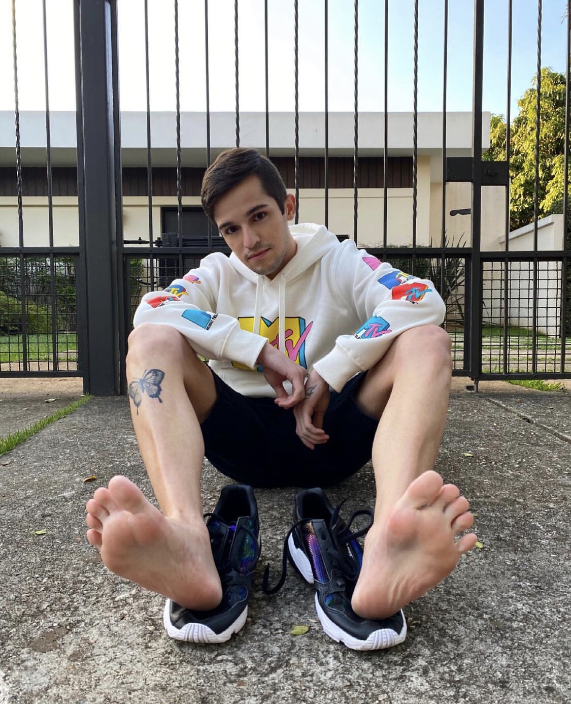 ggboyfeet shows off his size 7 soles out of sneakers