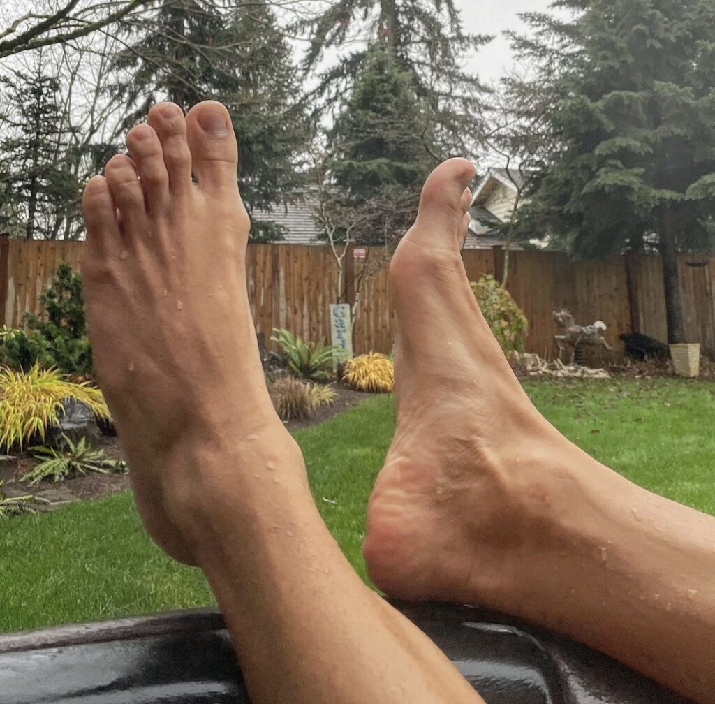 Solesandsox shows off his size 10 bare feet in the hot tub