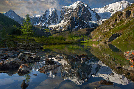 Lago de montaña en Siberia