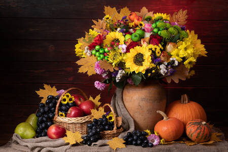 Fruit, pompoenen en bloemen op tafel