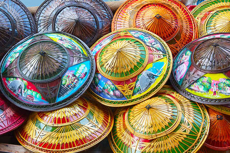 Sombreros de paja de colores