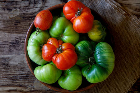 Red and green tomatoes