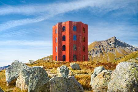 Turm in den Bergen