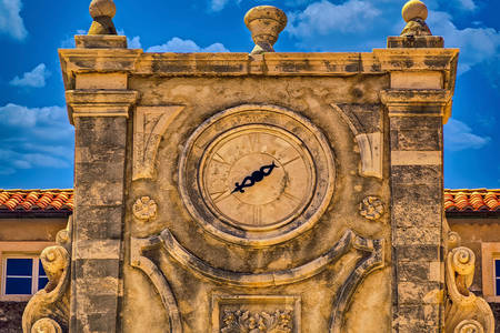 Antike Uhr an einem Gebäude in Dubrovnik