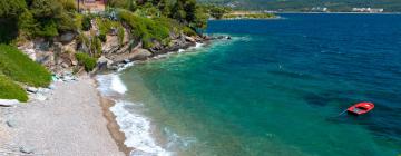 Alloggi vicino alla spiaggia a Néos Marmarás