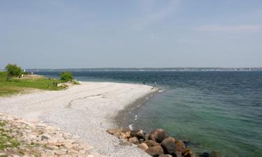 Domy przy plaży w mieście Snekkersten