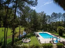 Sítio com piscina, área arborizada e lazer