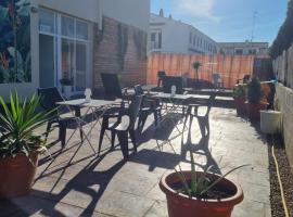 Zona5 Apartamentos Turísticos, feriebolig ved stranden i El Vendrell