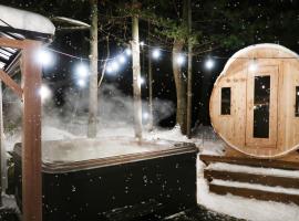 Winter Escape Waterfront Cottage Hottub&sauna!, casa rústica em Gravenhurst