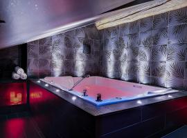 Suite Rouge baiser avec Jacuzzi privatif - LoveRoom Insolite, Wellnesshotel in Saint-Étienne