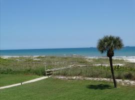 Spanish Main 61 - Direct Oceanfront Condo!, hotel en Cocoa Beach