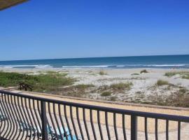 Ocean Beach Villas Unit 302- Direct Oceanfront Condo!, hotel en Cocoa Beach