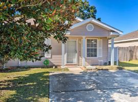 Cute Pensacola Townhome about 9 Mi to Downtown!, hotel en Pensacola