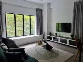 4-7 Pax Genting View Resort Kempas Residence -Free Wifi, Netflix And Free Parking