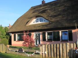 Haus "üm de Eck" - Die Kapitänswohnung, hotel en Born