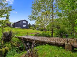 The Barn - Waihi Holiday Home، فندق في وايهي