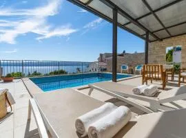 Villa Oslo - luxury place with sea views & heated pool, 300m far from sandy beach