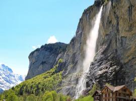 Breathtaking Waterfall Apartment nr.2, orlofshús/-íbúð í Lauterbrunnen