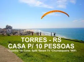 CASA de 2 quartos completa em TORRES-RS - Na mais bela praia Gaúcha - Cozinha - Banheiro - Ar condicionado - Smart TV 32 Android Apps Youtube - Netflix - Prime Vídeo e Wi-Fi - Estacionamento - Acomoda até 10 pessoas - Anfitriã Superhost no BnB