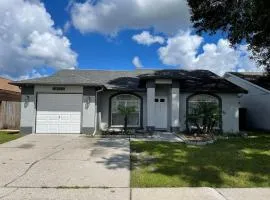 Cozy 3 bedrooms home close to everything in Tampa!