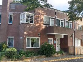 House close to beach and city, hotel sa Hoorn