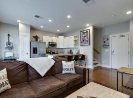 Stunning Nashville Condo Minutes from Broadway โรงแรมในแนชวิลล์