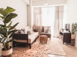 Modern Tropical Luxe Apartment - Boracay Newcoast, hotel dengan kolam renang di Boracay