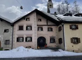 Scuol in schönem Engadinerhaus