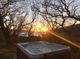 Snowdonia Mawddach Cabin + hot tub, hotel u gradu Barmut