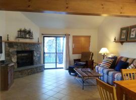 Cozy Flagstaff Home in Cool Pines - Country Club, hotel en Flagstaff