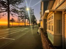 Beach Front Studio Napier، فندق في نابيير