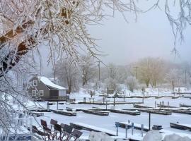 Cozy Wintertime Nantucket Cottage Getaway, hotel a Savanna