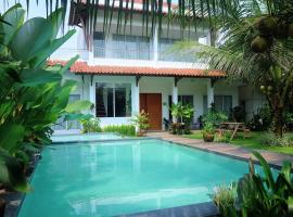 Villa Prambanan Jogja with Private Swimming Pool by Simply Homy, hotel v destinácii Sleman